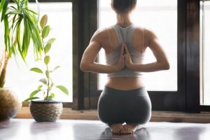 Пози йоги, щоб полегшити менструальні спазми