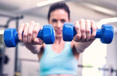 вправи для міцних грудей і плечей