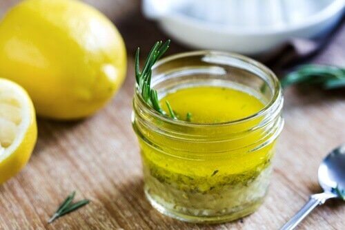 оливкова олія з лимоном, щоб полегшити біль від мігрені