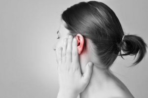 8 домашніх засобів, щоб очистити вуха від води