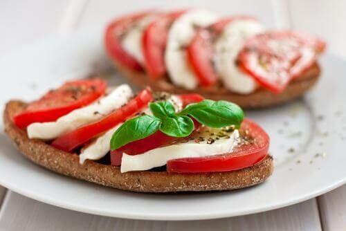 хліб із цільного зерна та сир