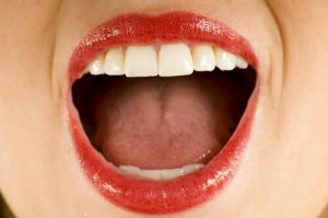 Дізнайтеся, що викликає металевий присмак у роті