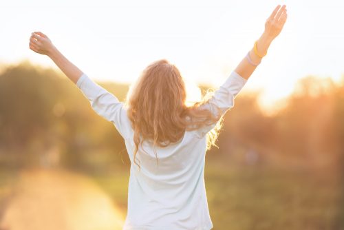 виражати емоції