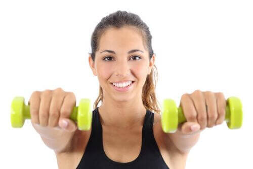 вправи для м'язів спини з гантелями