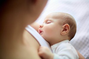 Чому малюки краще сплять поруч з матерями?