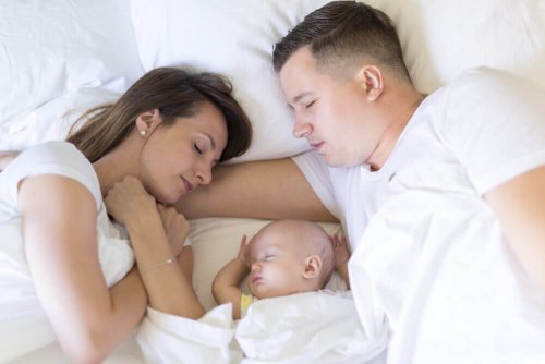 сон дитини біля батьків