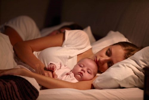 малюки сплять краще з мамами