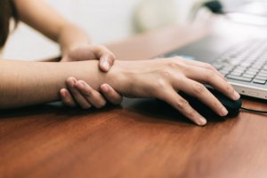5 ефективних вправ, що усувають біль у зап’ястному каналі