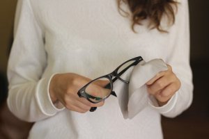 Як легко видалити подряпини з окулярів: 6 порад