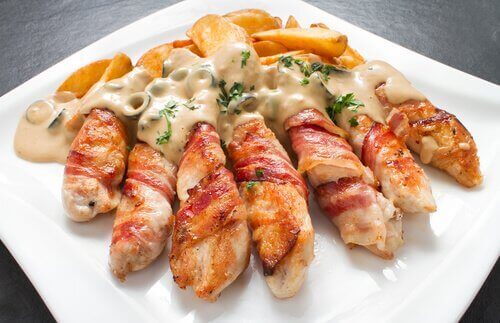 Фарширована курка з вершковим сиром і часником