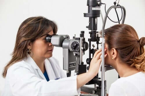 знати про катаракту: перевірка зору