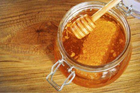 мед може заспокоїти подразнення горла