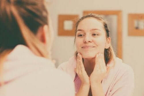 Як правильно очистити шкіру обличчя: 5 порад