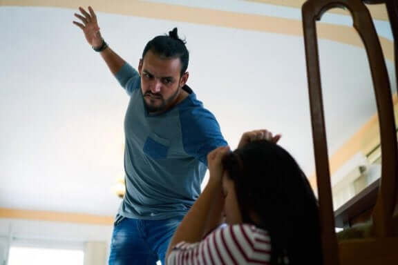 різниця між насиллям та покаранням