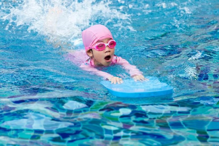 Як навчити дитину плавати: найкращі поради