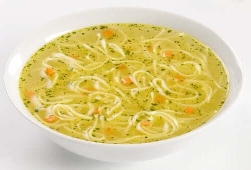 традиційний суп з локшиною