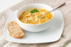 Легкі способи приготувати суп з локшиною
