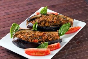 Як приготувати фаршировані овочами баклажани