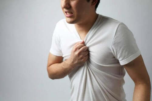 симптоми розсічення аорти