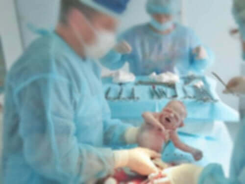 які хвороби новонароджених потребують операції