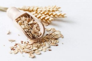 Як замінити солодкі магазинні пластівці на цільнозернові