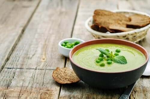 Крем-суп з беконом та зеленим горошком