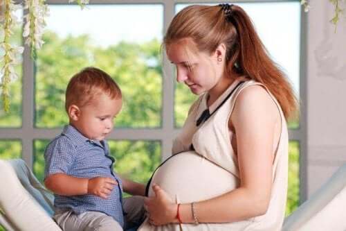як підготувати дитину до другої вагітності мами