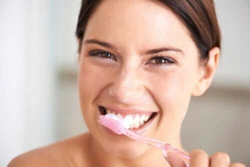 корисні засоби для відбілювання зубів