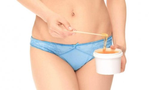 процес гоління в зоні бікіні