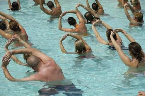 фізичні вправи у воді