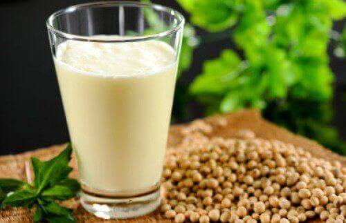 Конопляне молоко: поживні речовини, користь і рецепт