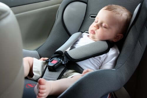 як подорожувати з немовлям автомобілем