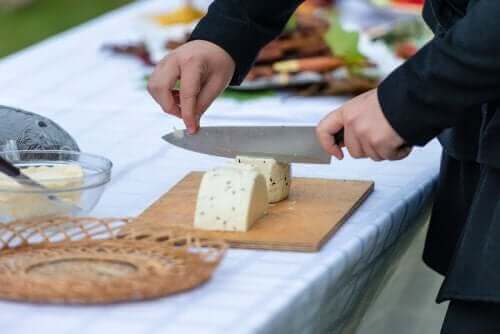 Як правильно різати сир