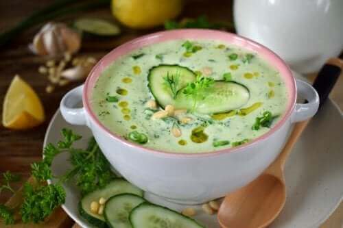 Низькокалорійний суп з огірків і авокадо