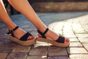 Три способи позбутися від неприємного запаху в босоніжках
