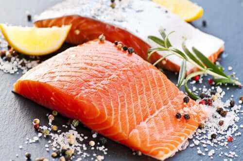 лосось допомагає позбутися черевного жиру