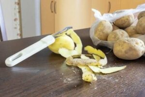 Засіб для миття посуду з картопляного лушпиння