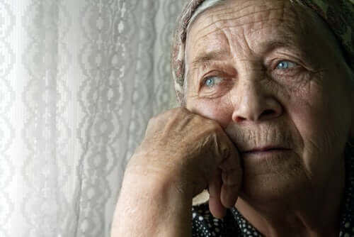 які патології має самотність літніх людей