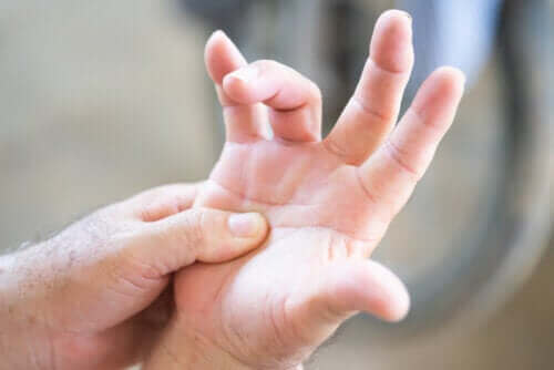Клацання пальця: основні симптоми та методи лікування
